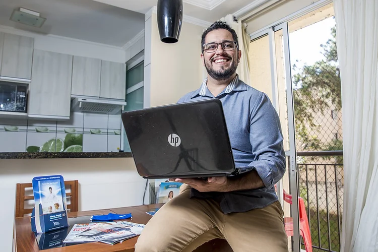 Leonardo José Lima, franqueado da Home Angels: pandemia de coronavírus forçou empreendedor a gerir o negócio de dentro do apartamento (Ricardo Matsukawa / Ricardo Yoithi Matsukawa-ME/Jornal de Negócios do Sebrae/SP)