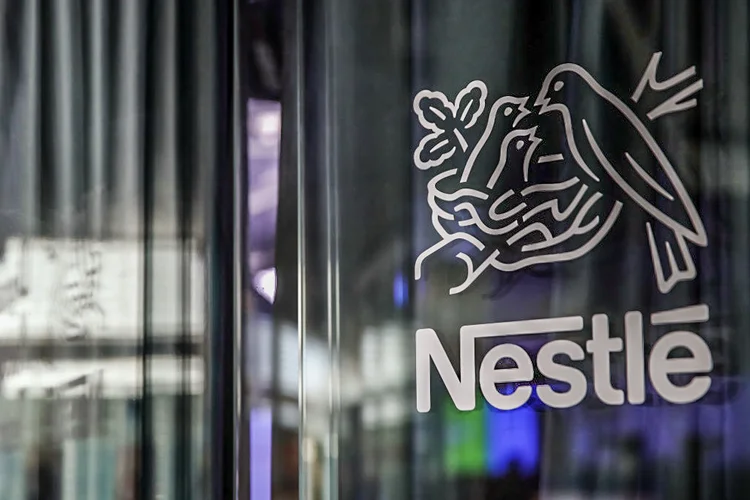 Nestlé: O setor de alimentos acelera iniciativas para melhorar sua reputação em meio a críticas por danos ambientais e resíduos de embalagens (Stefan Wermuth/Bloomberg/Getty Images)