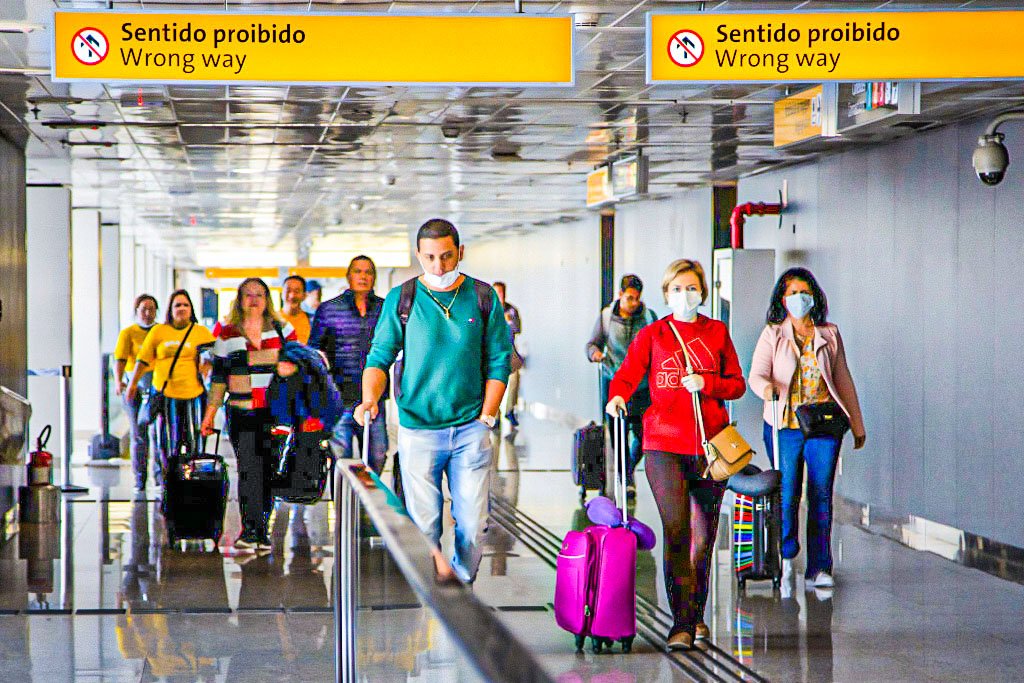 Anvisa suspende uso obrigatório de máscara em voos e aeroportos