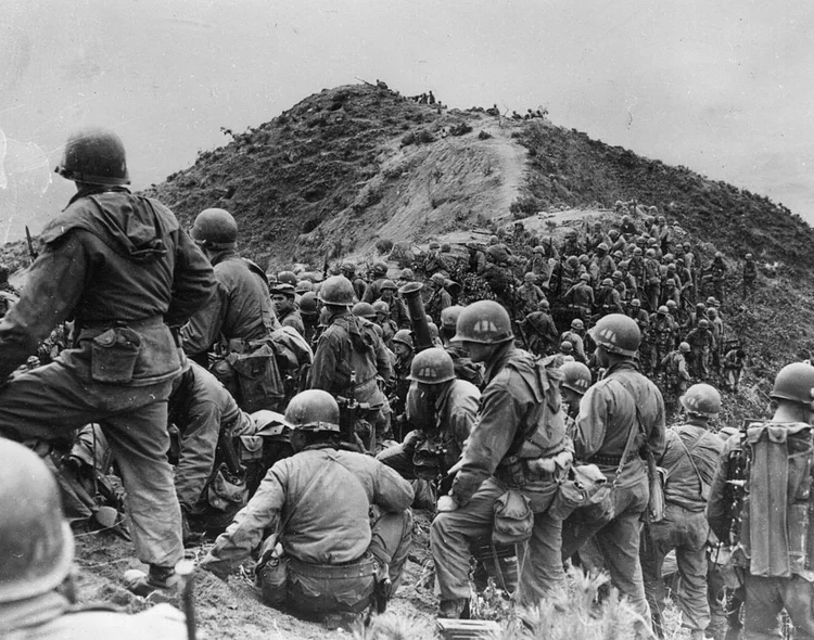 Soldados americanos em Guerra da Coreia, no ano de 1951: um dos embates gerados pela Guerra Fria (Keystone/Getty Images)