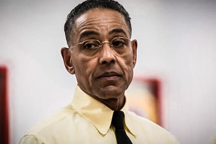 Giancarlo Esposito como Gus Fring: "Nós iremos explorar a psicologia por trás de golpistas e matadores de aluguel, a economia ligada a operações de tráfico de drogas e muitos mais" (Breaking Bad/Reprodução)