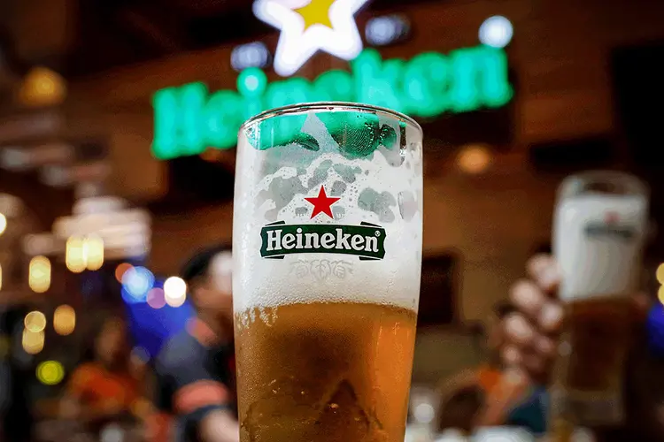 Heineken: queda foi impulsionada por um declínio orgânico de 13,4% no volume total consolidado e uma queda de 3,6% na receita líquida por hectolitro (Kham/File Photo/Reuters)