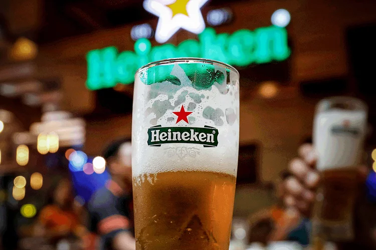 Heineken: queda foi impulsionada por um declínio orgânico de 13,4% no volume total consolidado e uma queda de 3,6% na receita líquida por hectolitro (Kham/File Photo/Reuters)