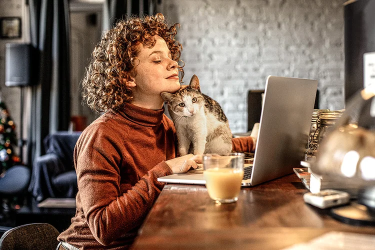 Home office: cerca de 93% das mulheres e 94% dos homens que atualmente trabalham no setor agora dizem que podem desempenhar suas tarefas com flexibilidade (sanjeri/Getty Images)