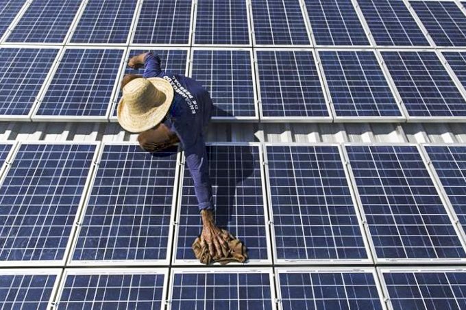 Os projetos residenciais de energia solar respondem por 7 em cada 10 instalações no país. Economia pode chegar a 95% (Bruno Kelly/Reuters)