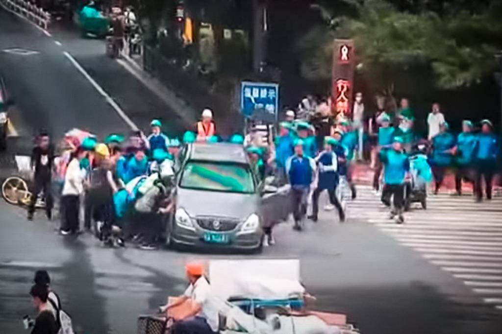 Chineses levantam carro em segundos para salvar mulher presa em acidente