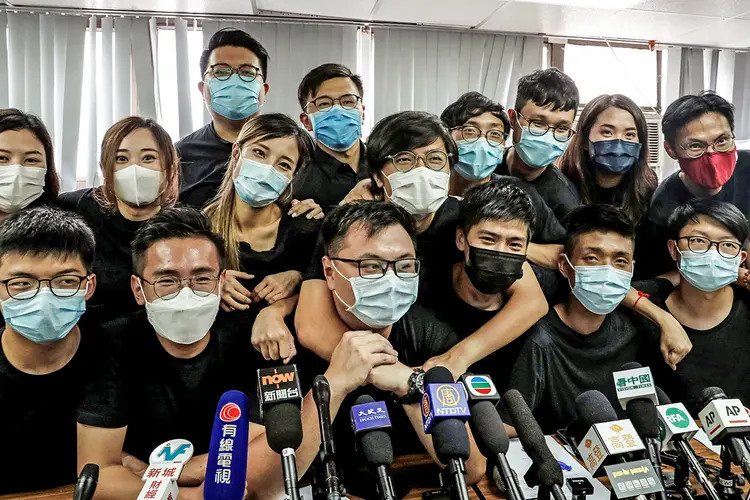 Grupo de jovens opositores em Hong Kong, em 15 de julho: parte banida de eleição na ilha (Tyrone Siu/Reuters)