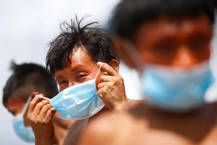 Índigenas ianomamis com máscaras de proteção facial em destacamento militar em Alto Alegre, Rondônia (Adriano Machado/Reuters)
