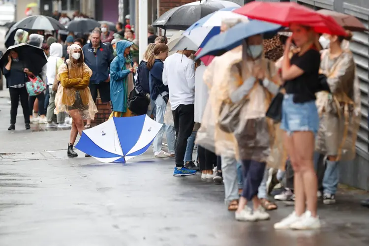 Pessoas fazem fila para participar de programa do governo australiano, no subúrbio de Bondi Junction, em Sydney, na Austrália. Terça-feira, 24 de março de 2020. (Brendon Thorne/Bloomberg)