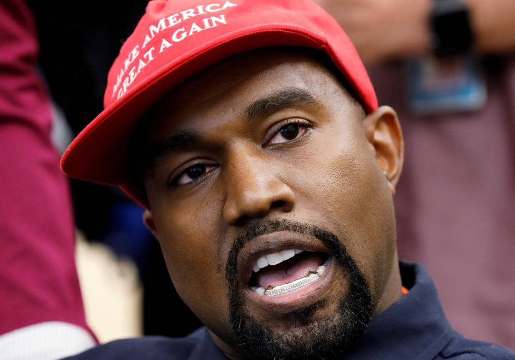 Em meio a polêmicas e redes sociais banidas, Kanye West provoca banco com boné de criador do Bitcoin