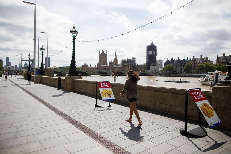 PEDESTRE NO RIO THAMES EM JULHO: nem Brasil nem EUA entraram na lista dos que não vão precisar de quarentena no Reino Unido  (Chris Ratcliffe/Bloomberg/Getty Images)