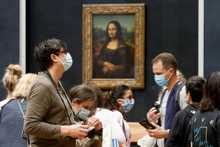 O LOUVRE REABERTO: França tenta retomar rotina em meio a reviravolta política  (Charles Platiau/Reuters)