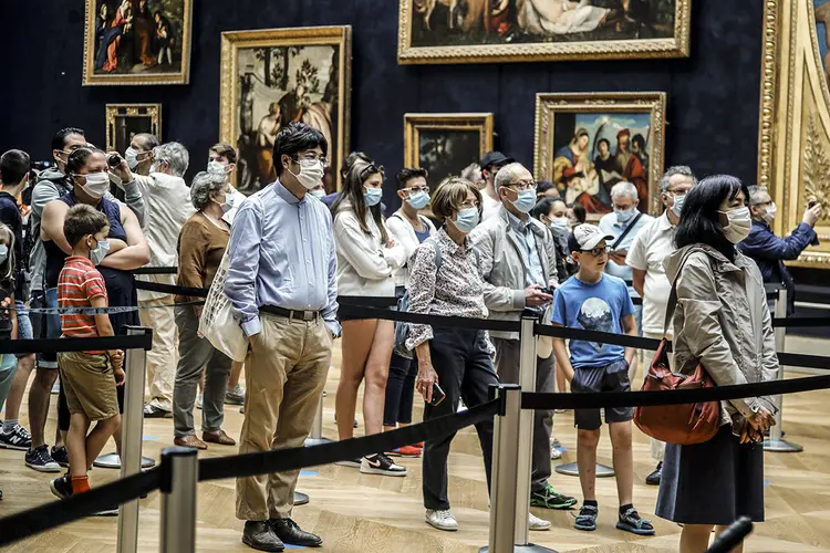 Visitantes em fila para ver a "Mona Lisa": portas barram acesso à obra para evitar aglomeração (Charles Platiau/Reuters)