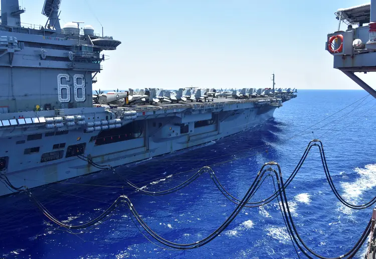 Porta-aviões norte-americano USS Nimitz é reabastecido no Mar do Sul da China
07/07/2020 Marinha dos Estados Unidos  (Christopher Bosch/Reuters)