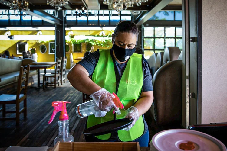 Atendente em Michigan, nos EUA: reabertura de restaurantes e bares em maio acelerou criação de vagas, mas nova onda do coronavírus preocupa (Emily Elconin/Reuters)