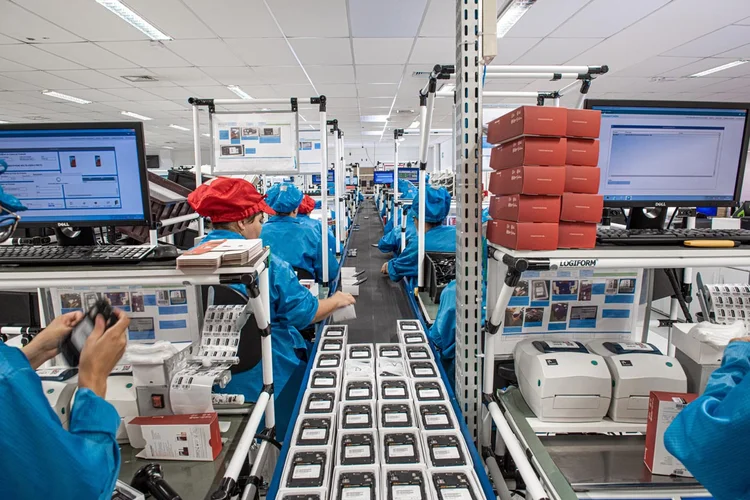 Produção da Multilaser em Extrema, Minas Gerais, antes da pandemia da covid-19 (Germano Lüders/Exame)