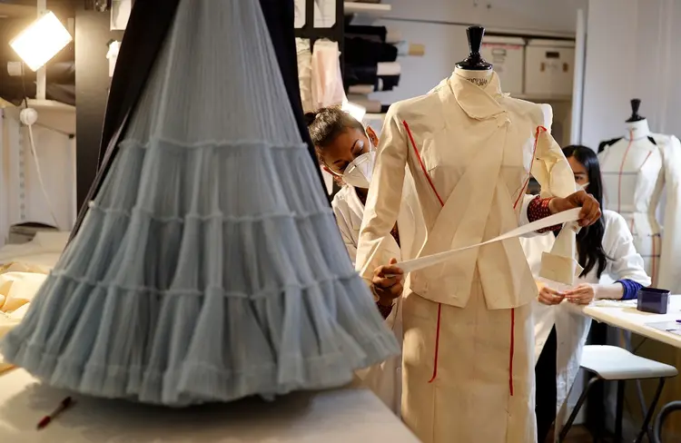 ATELIÊ EM PARIS: semanas de moda buscam inovar para não ficar pelo caminho (Christian Hartmann/Reuters)