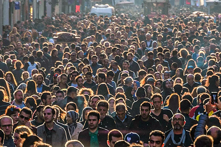 Multidão de pessoas na rua (Salvator Barki/Getty Images)