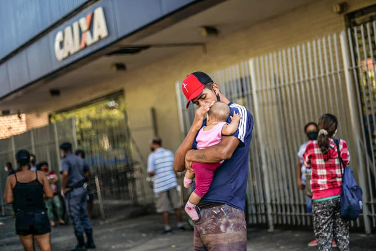 Auxílio emergencial: transferência do dobro do valor para mães e pais solteiros impulsionou esse resultado (Bruna Prado/Getty Images)