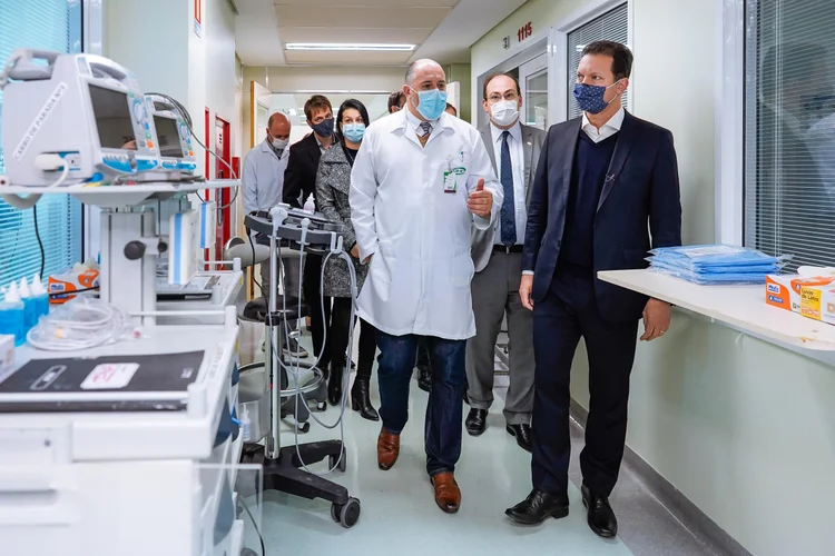 Prefeito de Porto Alegre, Nelson Marchezan, visita UTIs em junho: alta de casos na região Sul preocupa autoridades locais (Cesar Lopes/PMPA/Divulgação)