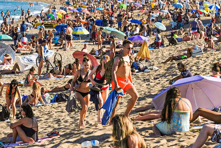 Praia em Barcelona: risco de segunda onda preocupa autoridades na Europa e em outras regiões do mundo (Nacho Doce/Reuters)