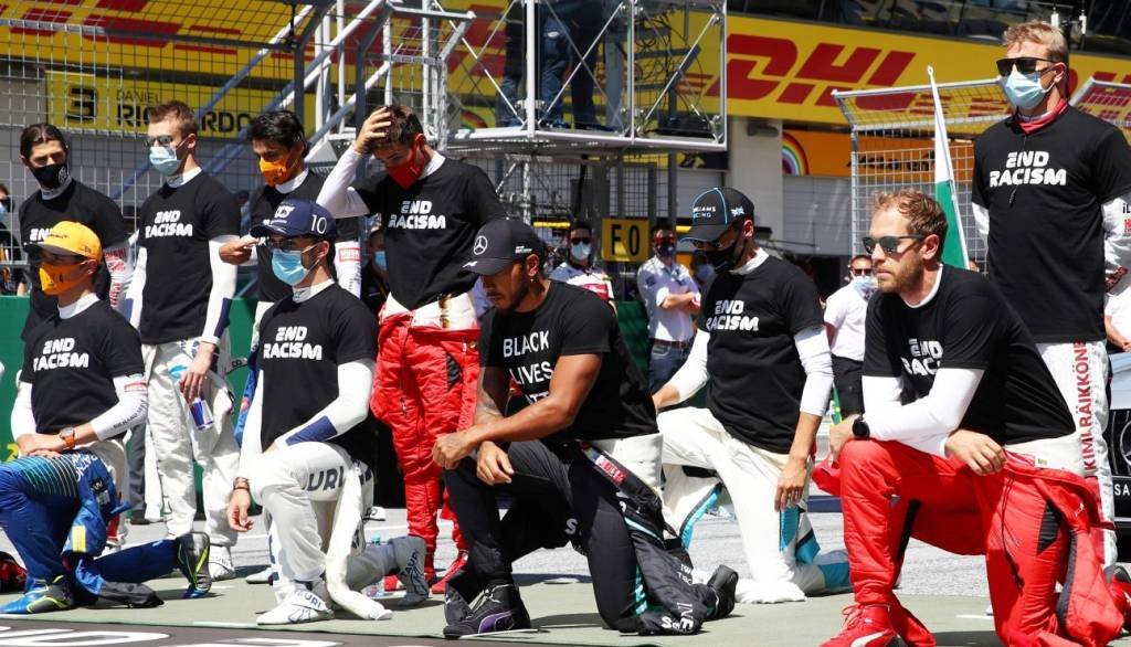 Abertura da F1 tem protesto contra racismo liderado por Lewis Hamilton