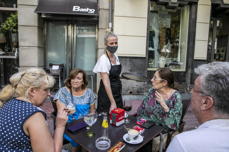 Ana Ascaso, garçonete em restaurante na Espanha: governo financiou a manutenção dos salários durante a crise (Edu Bayer/The New York Times)