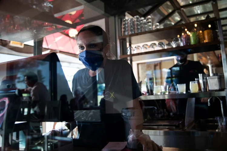 Comércio: bares e restaurantes foram os mais atingidos pela pandemia.  (Emily Elconin/Reuters)