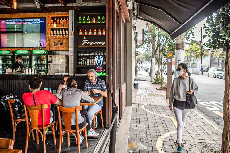Pessoas sentadas em um restaurante no bairro Vila Madalena, em São Paulo: mudança de perfil (Jonne Roriz/Getty Images)