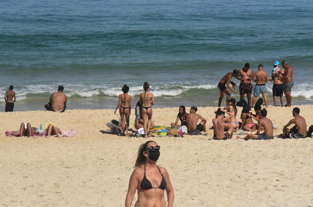 Agentes encontram resistência para retirar pessoas das praias do Rio