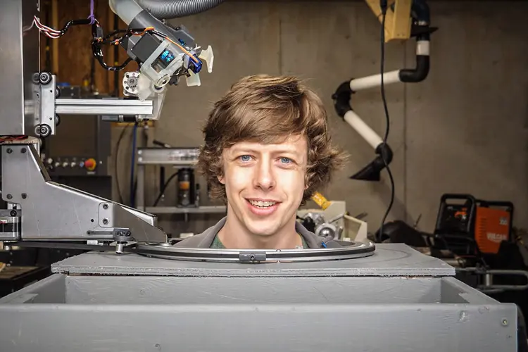 Stuff Made Here: youtuber americano criou robô para cortar seu cabelo (YouTube/Reprodução)