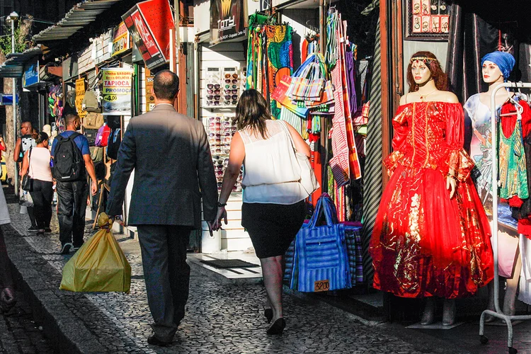 Consumidores caminham no mercado do Saara, no Rio de Janeiro (Mario Tama/Getty Images)