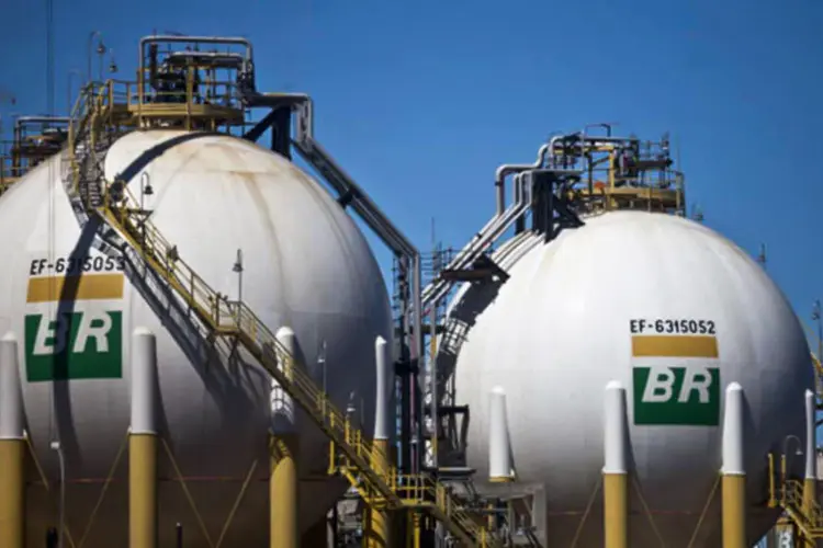 Tanques de armazenagem de gás natural da Petrobras: governo pretende garantir acesso de empresas privadas à infraestrutura de escoamento e transporte de gás natural (Dado Galdieri/Bloomberg)