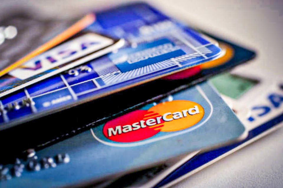 Cartões de crédito: rodízio de plásticos e uso como complemento de renda são hábitos que devem ser evitados (Daniel Acker/Bloomberg)