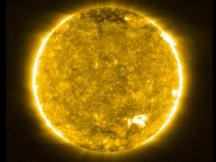 Acredita-se que as "fogueiras" explicam por que o escudo externo do Sol é 300 vezes mais quente do que a superfície da estrela (Solar Orbiter/EUI Team (ESA & NASA)/Reuters)