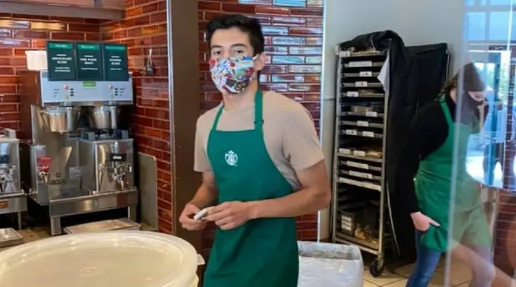 Lenin Gutierrez: o atendente de uma Starbucks da Califórnia foi exposto na internet após se recusar a atender uma cliente sem máscara.  (Facebook/Reprodução)