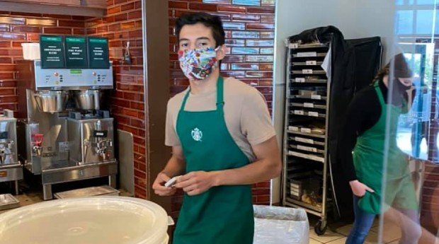 Mulher que recusou usar máscara em Starbucks quer US$ 50 mil de atendente