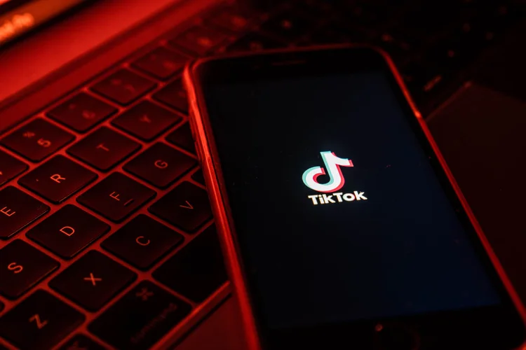 Tik Tok: oferta dos investidores avalia o TikTok em 50 vezes a receita projetada para 2020, de cerca de 1 bilhão de dólares (Lam Yik/Bloomberg/Getty Images)