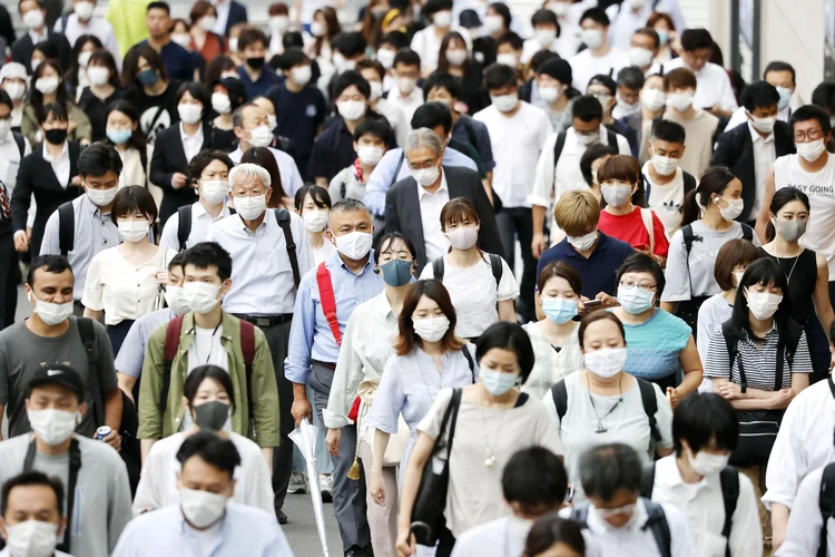 Japão não decretará emergência apesar de recorde de casos de covid-19 em Tóquio (Kyodo News/Getty Images)