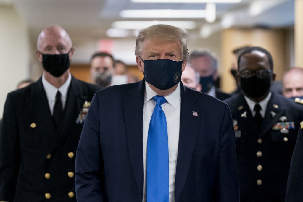 Trump aparece pela primeira vez em público usando máscara