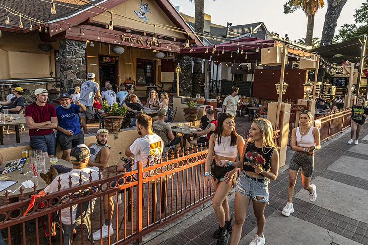 Jovens em bar de Tucson, Arizona, 11 de maio.  (Cheney Orr/Bloomberg)