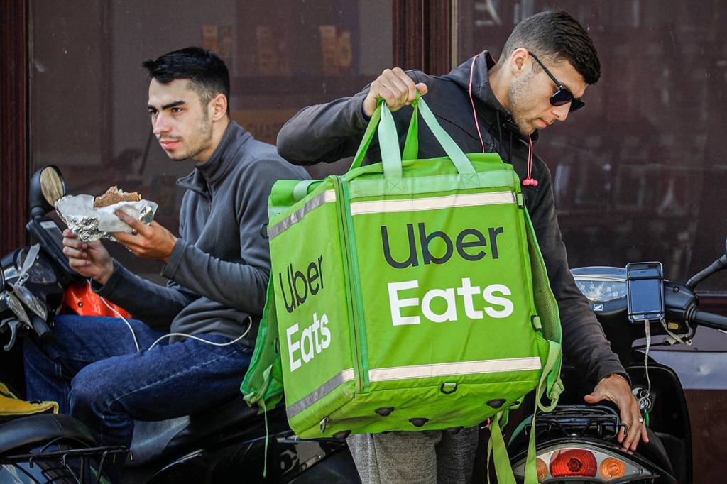 A Uber vem sofrendo grandes impactos no seu negócio principal de mobilidade durante a pandemia. Um reforço em sua divisão de delivery, a Uber Eats, será bem-vindo (Valentyn Ogirenko/Reuters)