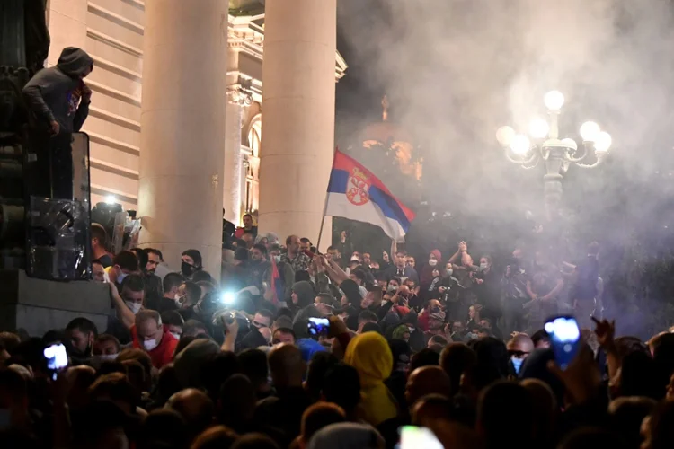 Sérvia: Toque de recolher por covid-19 termina em violentas manifestações, em 7 de julho de 2020 (AFP/AFP)