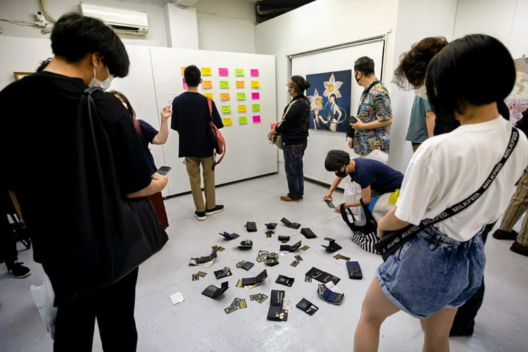 Tóquio: visitantes olham obras de arte em galeria na qual o roubo dos objetos era permitido (Miwa SUZUKI/AFP)