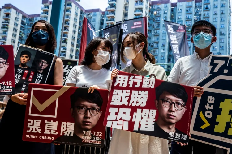 Hong Kong: em um dia quente, milhares de pessoas esperaram para entrar nos mais de 250 centros de votação (AFP/AFP Photo)