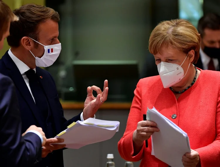 Macron e Merkel durante reunião da União Europeia: parceria fortalecida depois de trabalhar juntos pela aprovação do plano de reconstrução econômica do bloco (AFP/AFP)