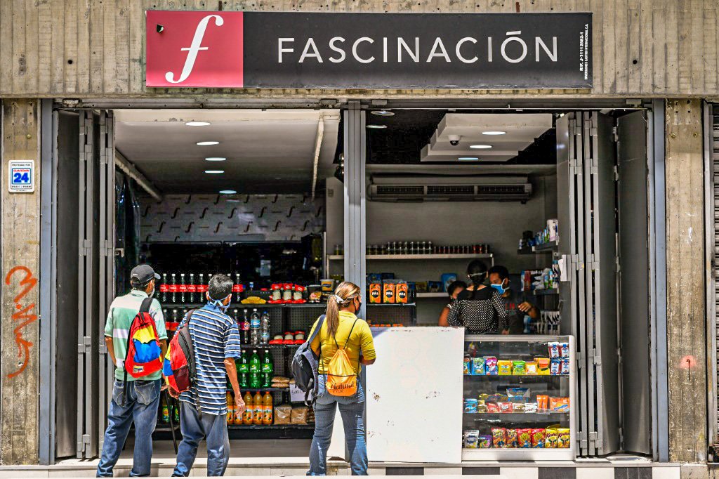 Farinha ao invés de sapatos: as novas estratégias do comércio na Venezuela