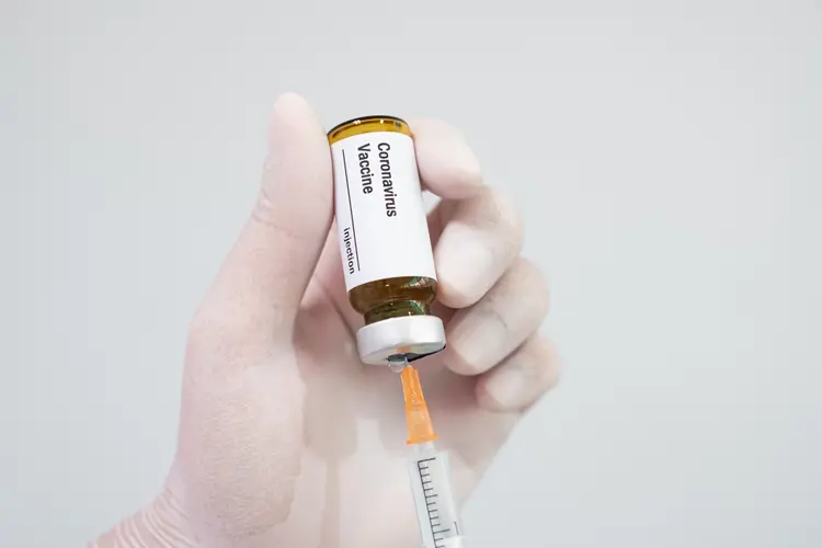 Vacina: parceria entre Oxford e AstraZeneca pode ser distribuída no ano que vem (Taechit Taechamanodom/Getty Images)