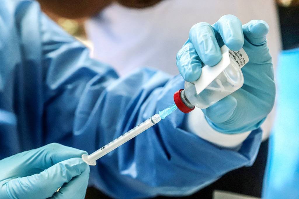 UE alerta para risco de falta de seringas para vacina contra covid-19