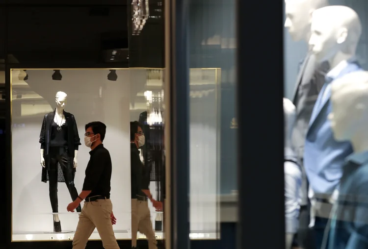Homem usando máscara entra no shopping Cidade São Paulo em meio a pandemia de Covid-19   (Amanda Perobelli/Reuters)
